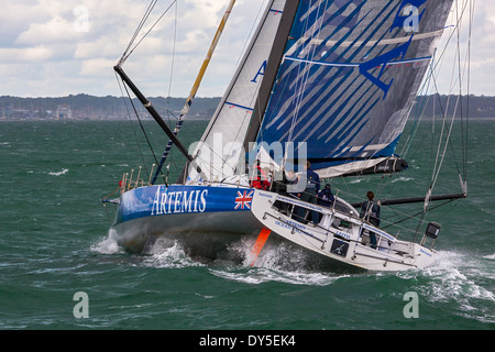 "Artemis Ocean Racing II Open 60" im Meer-Trails im Solent, England Stockfoto