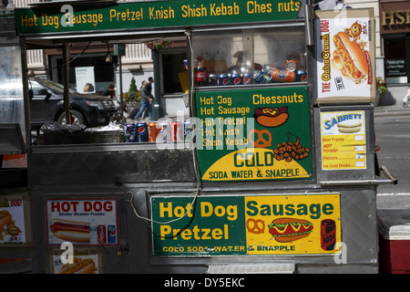 Street Hersteller Warenkorb Verkauf von Hot Dogs und Brezeln Manhattan New York City USA Stockfoto