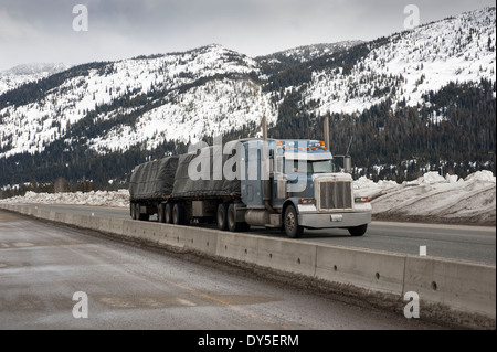 Fernverkehrs-Lkw Highway 5 auch bekannt als der Coquihalla Highway unterwegs. Stockfoto