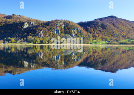 Hügeln und Bäumen Reflexion in Derwent Wasser Hirten Crag, Borrowdale, englischen Lake District, Cumbria, North West England. Stockfoto