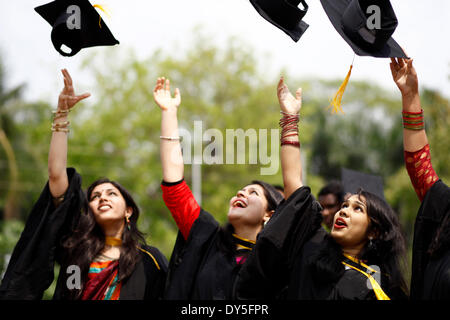 DHAKA, Bangladesch - 7. APRIL - neu Absolventen Werft die Hüte in die Luft während der 48. Einberufung von Dhaka Universität (DU) vor '' Raju Vashkorjo'', Universität von Dhaka. Die Universität von Dhaka oder einfach DU, ist die älteste Universität in modernen Bangladesch. Während Britisches Raj im Jahre 1921 gegründet, hat es gewann ein Renommee als "Oxford des Ostens" in den frühen Jahren und einen bedeutenden Beitrag zur modernen Geschichte von Bangladesh. Nach der Teilung Indiens wurde es im Brennpunkt der fortschrittlichen und demokratischen Bewegungen in Pakistan. Bildnachweis: Pazifische Presse/Alamy Live Stockfoto