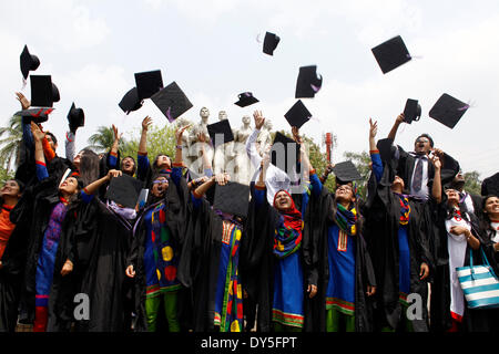 DHAKA, Bangladesch - 7. APRIL - neu Absolventen Werft die Hüte in die Luft während der 48. Einberufung von Dhaka Universität (DU) vor '' Raju Vashkorjo'', Universität von Dhaka. Die Universität von Dhaka oder einfach DU, ist die älteste Universität in modernen Bangladesch. Während Britisches Raj im Jahre 1921 gegründet, hat es gewann ein Renommee als "Oxford des Ostens" in den frühen Jahren und einen bedeutenden Beitrag zur modernen Geschichte von Bangladesh. Nach der Teilung Indiens wurde es im Brennpunkt der fortschrittlichen und demokratischen Bewegungen in Pakistan. Bildnachweis: Pazifische Presse/Alamy Live Stockfoto