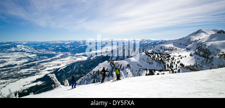 Skifahrer an der Spitze des Jackson Hole Mountain Resort, Jackson, Wyoming, USA Stockfoto