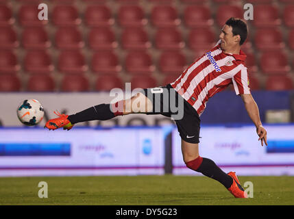 Valencia, Spanien. 7. April 2014. Nach vorne Aritz Aduriz von Athletic Bilbao erstreckt sich über den Ball während der La Liga Spiel UD Levante V Athletic Bilbao am Stadion Ciutat de Valencia, Valencia. Bildnachweis: Aktion Plus Sport/Alamy Live-Nachrichten Stockfoto