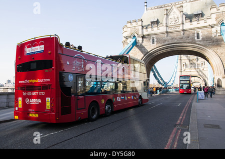 Cabrio-Sightseeing-Bus auf Tower Bridge in London England Vereinigtes Königreich UK Stockfoto