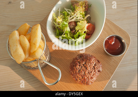 Kostenlose Weizenmehl von Burger, Chips oder Pommes frites, Salat und Tomaten Ketchup Seite ohne Brot oder Brötchen. Stockfoto