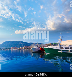 Denia Hafen mit Montgo Berg Fischerboote in der Provinz Alicante Spanien Stockfoto
