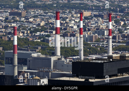 Rot-weiße Kamine der Ravenswood Elektrizitätswerk in Long Island City in Queens, New York. Stockfoto