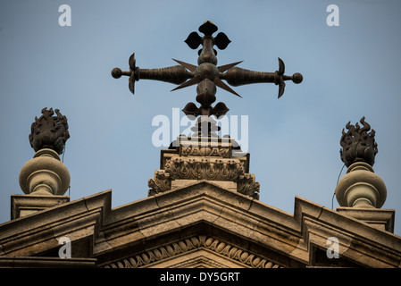 Kirche des Heiligen Johannes des Täufers Kreuz Brüssel Belgien // BRÜSSEL, Belgien — Ein Kreuz krönt die Kirche des Heiligen Johannes des Täufers an der Béguinage und markiert die Spitze dieser flämischen Barockkirche aus dem 17. Jahrhundert. Dieses religiöse Symbol steht auf der architektonischen Komposition der Kirche und dient sowohl als spiritueller Marker als auch als architektonisches Finale. Das Kreuz stellt ein integrales Element des ursprünglichen barocken Designs der Kirche dar. Stockfoto