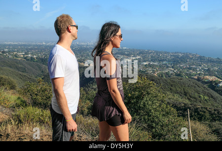 Paar auf den Höhenweg Temescal sehen Santa Monica Bay Stockfoto