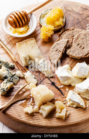 Käse-Vorspeise mit Honig und Cracker Stockfoto