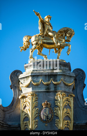Charles de Lorraine Statue Grand Place Brüssel Belgien // BRÜSSEL, Belgien — die goldene Reiterstatue von Charles de Lorraine ziert die Fassade von L'Arbre D'Or (der Goldene Baum) auf dem Grand Place, einem UNESCO-Weltkulturerbe. Dieses reich verzierte Gebäude, einst Sitz der Brauergilde, ist ein Beispiel für das reiche architektonische und historische Erbe des Platzes im Herzen von Brüssel. Stockfoto