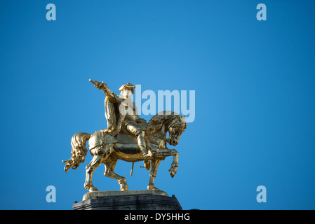 BRÜSSEL, Belgien – die goldene Reiterstatue von Charles de Lothringen ziert die Fassade von L'Arbre D'Or (der Goldene Baum) auf dem Grand Place, einem UNESCO-Weltkulturerbe. Dieses reich verzierte Gebäude, einst Sitz der Brauergilde, ist ein Beispiel für das reiche architektonische und historische Erbe des Platzes im Herzen von Brüssel. Stockfoto