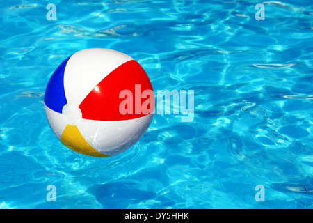 Wasserball im pool Stockfoto