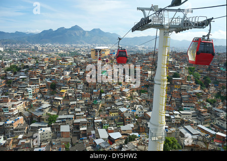 Rote Kabel-Autos fahren über Rio De Janeiro Favela Complexo Alemao Stockfoto
