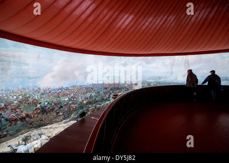 WATERLOO, Belgien – WATERLOO, Belgien – das Panorama der Schlacht von Waterloo, erbaut im Jahr 1912 für die hundertjährigen Feierlichkeiten der Schlacht und neben dem Butte du Lion (Löwenhügel) auf dem ehemaligen Schlachtfeld. Das Gemälde an der Wand ist 100 Meter lang und 12 Meter hoch und wurde von Louis Dumoulin und einem Team von Militärkünstlern gemalt. Es zeigt das Schlachtfeld gegen 6 Uhr am 18. Juni 1815. Das historische Schlachtfeld von Waterloo, wo Napoleon Bonaparte seine letzte Niederlage erlebte, zieht Geschichtsliebhaber und Touristen gleichermaßen an, die die reiche Vergangenheit und Denkmäler erkunden möchten. Stockfoto