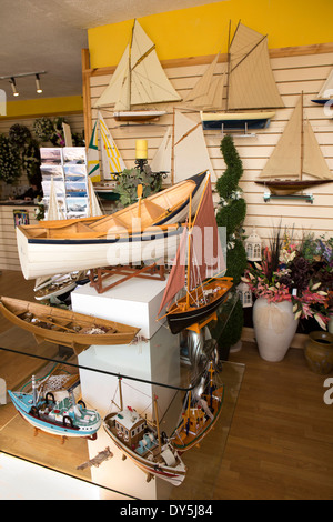 Irland, Co. Donegal, untere Hauptstraße Dungloe, The Boat Yard Modell Boot Schaufenster Stockfoto