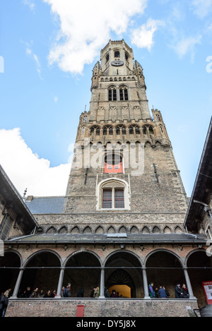 BRÜGGE, Belgien – die hintere Fassade des Glockenturms aus dem 13. Jahrhundert erhebt sich dramatisch aus seinem Innenhof und offenbart architektonische Details, die vom Hauptplatz aus weniger sichtbar sind. Diese Perspektive des mittelalterlichen Turms zeigt die verschiedenen Bauphasen, von der Grundmauerung von 1240 bis zu den Ergänzungen aus dem 15. Jahrhundert. Die Aussicht zeigt die anspruchsvolle Technik und Handwerkskunst mittelalterlicher Baumeister. Stockfoto