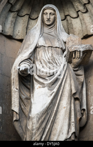BRÜSSEL, Belgien – Statue der Johannes-Täufer-Kirche in der Béguinage, römisch-katholische Kirche im flämischen Barockstil aus dem 17. Jahrhundert im Zentrum von Brüssel, Belgien. Es war ursprünglich Teil der Betrügerei Notre-Dame de la Vigne. Stockfoto