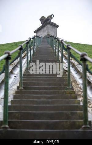 WATERLOO, Belgien – WATERLOO, Belgien – Stufen zum Gipfel des Löwenhügels (Butte du Lion), einem künstlichen Hügel, der auf dem Schlachtfeld von Waterloo erbaut wurde, um der Stelle zu gedenken, an der Wilhelm II. Der Niederlande während der Schlacht verletzt wurde. Der Hügel befindet sich an einer Stelle entlang der Linie, an der die alliierte Armee unter dem Kommando des Herzogs von Wellington während der Schlacht von Waterloo ihre Positionen einnahm. Das historische Schlachtfeld von Waterloo, wo Napoleon Bonaparte seine letzte Niederlage erlebte, zieht Geschichtsliebhaber und Touristen gleichermaßen an, die die reiche Vergangenheit und Denkmäler erkunden möchten. Stockfoto