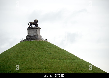 WATERLOO, Belgien – die monumentale gusseiserne Löwenstatue auf dem Löwenhügel (Butte du Lion) steht als Symbol des Friedens, der nach den Napoleonischen Kriegen nach Europa zurückkehrte. Die 28 Tonnen schwere Skulptur wurde vom Malines Künstler Van Geel entworfen und in Cockerills Eisenwerk in Lüttich gegossen. Sie liegt auf dem 141 Meter hohen künstlichen Hügel. Die Statue markiert die Stelle, an der der Prinz von Orange während der Schlacht von Waterloo verwundet wurde, als er Wellingtons erstes Korps befehligte. Stockfoto