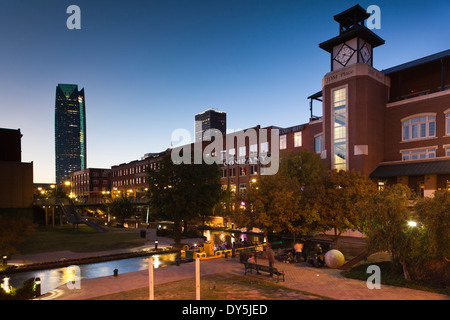 USA, Oklahoma, Oklahoma City, Bricktown, Vergnügungsviertel in der Abenddämmerung Stockfoto