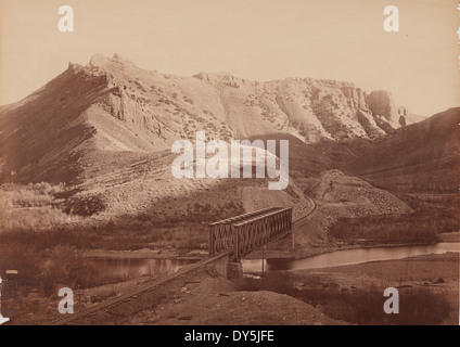 Dieser Blick fängt den Weber Canyon in der Nähe von Devil’s Slide in Utah ein und zeigt die Eisenbahngleise und die umliegende Landschaft. Es ist ein bedeutender Ort für die Eisenbahngeschichte im Westen der USA. Stockfoto