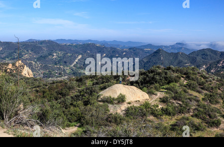 Wanderer-Umfragen-Szene am Red Rock Canyon Park in Topanga, Kalifornien Stockfoto