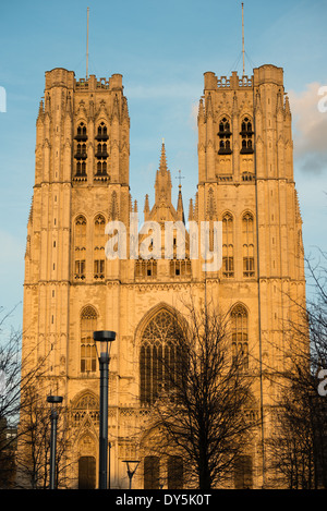 BRÜSSEL, Belgien – die charakteristischen Doppeltürme der Kathedrale von St. Michael und St. Gudula Fangen Sie das goldene Licht der letzten Sonnenstrahlen des Tages ein. Die auf einem Hügel im Zentrum Brüssels gelegene Kathedrale stammt aus dem 13. Jahrhundert, obwohl sich dort mindestens seit dem 11. Jahrhundert eine Kirche befindet. Es ist die nationale Kathedrale Belgiens und Ort der königlichen Krönungen und Hochzeiten. Stockfoto