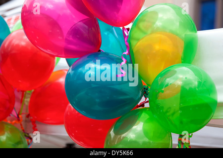 Bunte festliche Luftballons für Partys feiern und feste Hintergrund Stockfoto