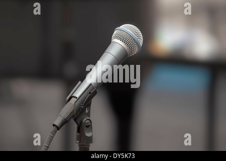 Mikrofon auf Stand auf Live-Konzert Bühne Closeup durchführen Stockfoto