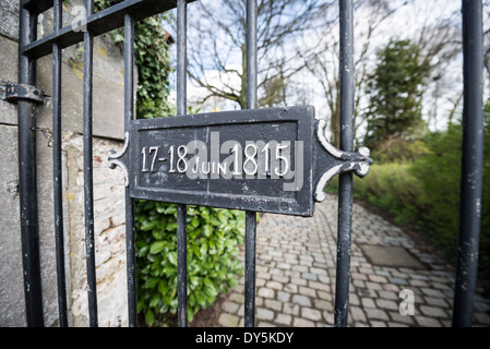 WATERLOO, Belgien – Gedenkstein an der Ferme du Caillou, Napoleons letztes Hauptquartier vor der Schlacht von Waterloo. Die Markierung kennzeichnet dieses historische Bauernhaus, in dem der französische Kaiser die Nacht vom 17. Auf den 18. Juni 1815 verbrachte und seine letzten Kampfvorbereitungen traf. Dieser erhaltene Ort dient heute als Museum, das Napoleons letzten Stunden vor seiner entscheidenden Niederlage gewidmet ist. Stockfoto