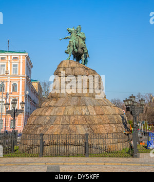 Das Khmelnytsky-Denkmal in Kiew, im Zentrum von Kiew im Jahre 1888 installiert. Sofia-Platz in Kiew Stockfoto