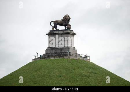 WATERLOO, Belgien – die monumentale gusseiserne Löwenstatue auf dem Löwenhügel (Butte du Lion) steht als Symbol des Friedens, der nach den Napoleonischen Kriegen nach Europa zurückkehrte. Die 28 Tonnen schwere Skulptur wurde vom Malines Künstler Van Geel entworfen und in Cockerills Eisenwerk in Lüttich gegossen. Sie liegt auf dem 141 Meter hohen künstlichen Hügel. Die Statue markiert die Stelle, an der der Prinz von Orange während der Schlacht von Waterloo verwundet wurde, als er Wellingtons erstes Korps befehligte. Stockfoto