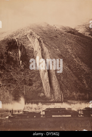 Devil's Slide im Weber Canyon, Utah, ist ein bemerkenswertes geologisches Merkmal entlang einer Eisenbahnstrecke. Dieses Mammutplakat unterstreicht die dramatische Landschaft des Weber Canyon. Lokomotiven fahren durch das zerklüftete Gelände und bieten einen Einblick in die Natur- und Transportlandschaft der Region. Stockfoto