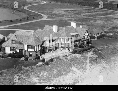 Ein Blick aus der Vogelperspektive auf ein nicht identifiziertes Anwesen in Southampton, New York, das das weitläufige Anwesen mit Herrenhäusern und Gartenmöbeln zeigt. Das Anwesen ist ein Beispiel für die großen, luxuriösen Anwesen, die für die Region charakteristisch sind. Stockfoto