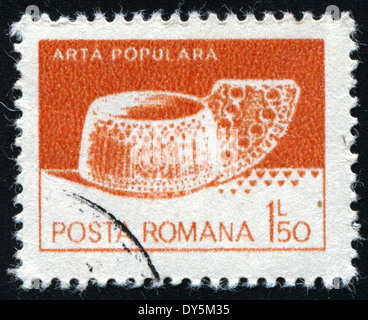 Rumänien - CIRCA 1982: Eine Briefmarke gedruckt in Rumänien, zeigt eine hölzerne Schöpfkelle aus Valea Mare, ca. 1982 Stockfoto