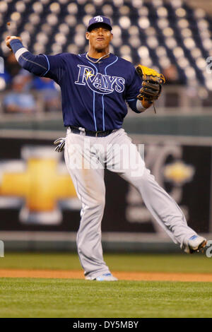 Kansas City, Missouri, USA. 7. April 2014. 7. April 2014: Yunel Escobar #11 von den Tampa Bay Rays wirft zuerst im sechsten Inning während der MLB-Spiel zwischen den Tampa Bay Rays und die Kansas City Royals im Kauffman Stadium in Kansas City MO Credit: Csm/Alamy Live-Nachrichten Stockfoto