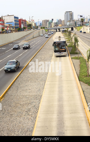 Metropolitano Bus der Linie B auf der Paseo De La Republica Allee mit der Bushaltestelle am Angamos Avenue in den Rücken in Lima, Peru Stockfoto