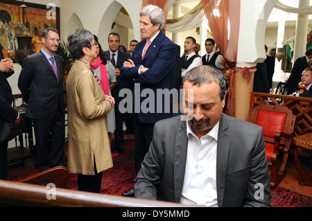 Secretary Kerry Chats mit Ricks Cafe Besitzer während Klavierspieler Sam namens spielt in Casablanca Stockfoto