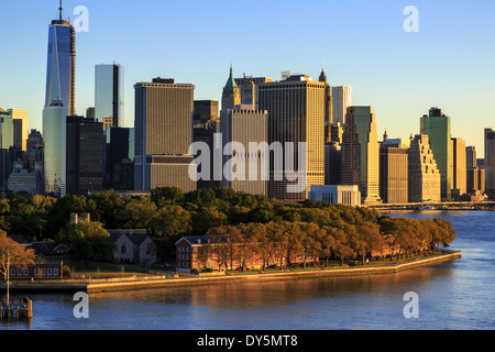 Manhattan Skyline über Governors Island New York USA suchen Stockfoto