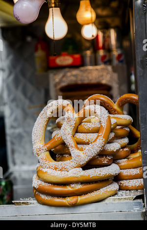 Brezeln auf einen Anbieter Warenkorb Closeup. Eine Brezel ist eine Art gebackenes Brot Produkt aus Teig am häufigsten gefunden in eine einzigartige Knoten-ähnliche Form, häufig behauptet, dass die Hände im Gebet darstellen. Brezeln, die ihren Ursprung in Europa, wahrscheinlich unter Klöster im Frühmittelalter Stockfoto