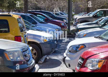 Späten Modell-Autos und SUV's geparkt auf Parkplatz, St. Petersburg, FL, USA Stockfoto