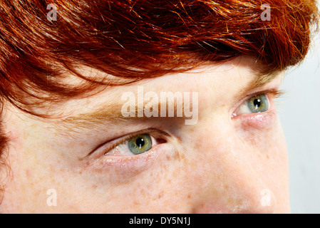 Oberen Gesichts Schuss des Jünglings mit rote Haare, Sommersprossen und grüne Augen nach oben Stockfoto