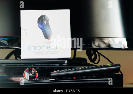 Google Chromecast TV-Streaming-Gerät installiert werden Stockfoto