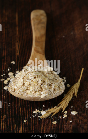 Bio Haferflocken in einem Holzlöffel Stockfoto