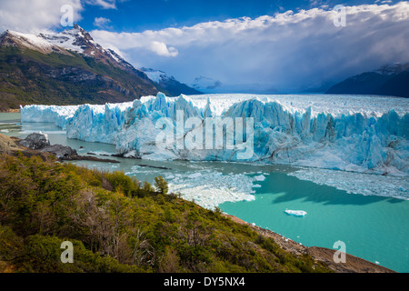 Der Perito-Moreno-Gletscher ist ein Gletscher im Nationalpark Los Glaciares im Südwesten der Provinz Santa Cruz, Argentinien. Stockfoto