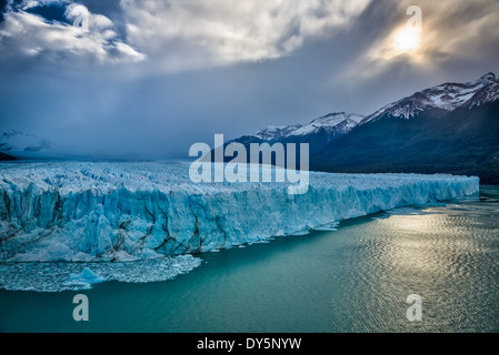 Der Perito-Moreno-Gletscher ist ein Gletscher im Nationalpark Los Glaciares im Südwesten der Provinz Santa Cruz, Argentinien. Stockfoto