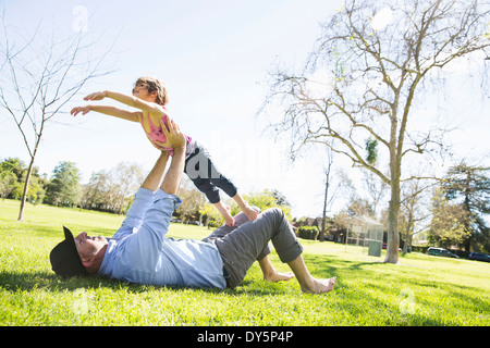 Mitte erwachsener Mann mit Tochter im Park spielen Stockfoto