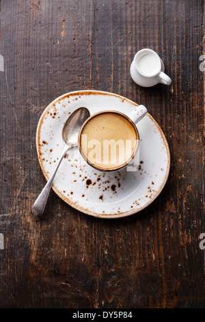 Espressotasse mit Milch auf hölzernen Hintergrund Stockfoto